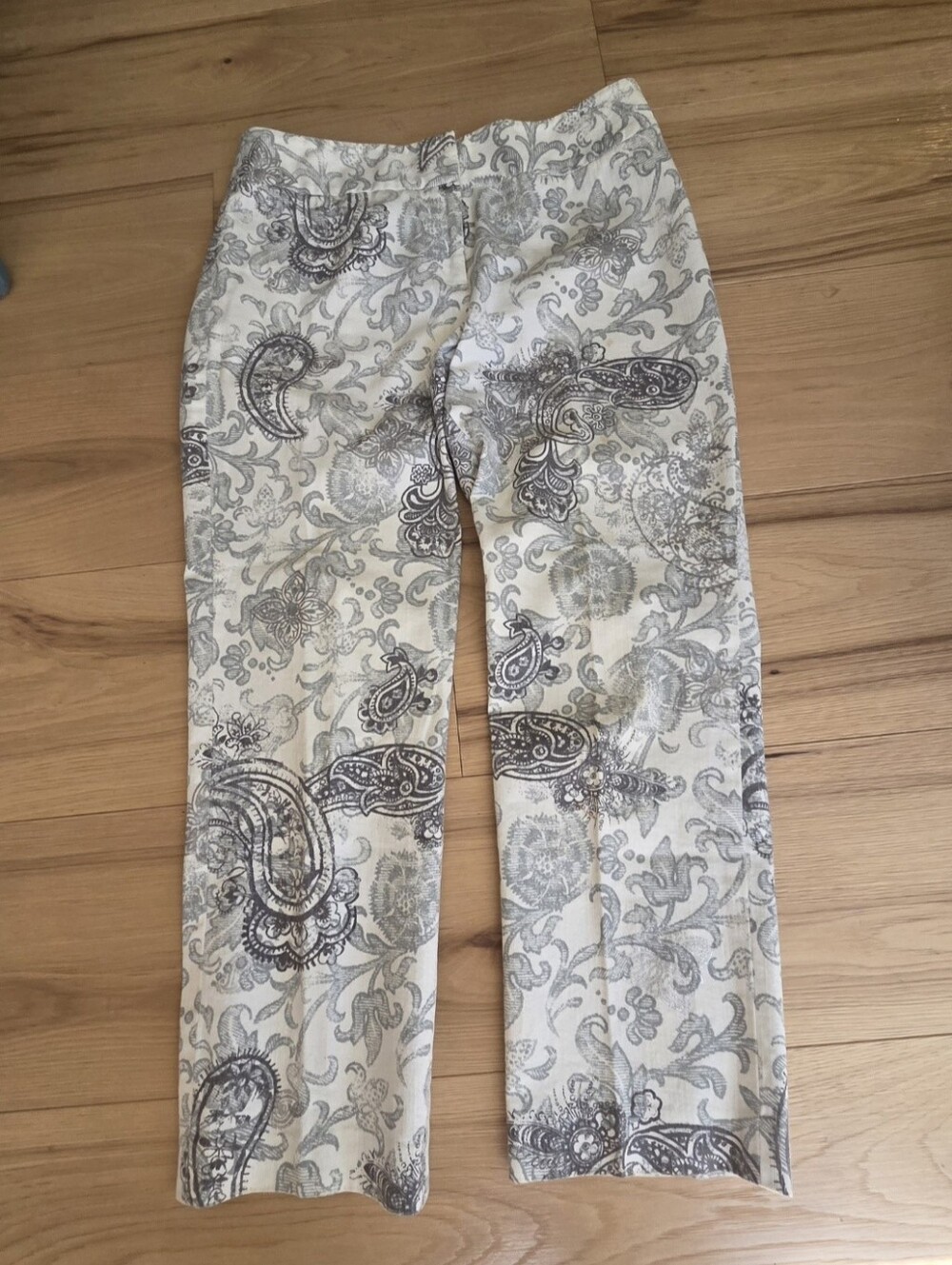 & danielle M. Straight-Leg Paisley Print Pants - Cream & Gray